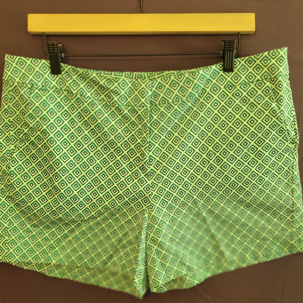 Willi Smith Green and White Bermuda Shorts with Geometric Pattern